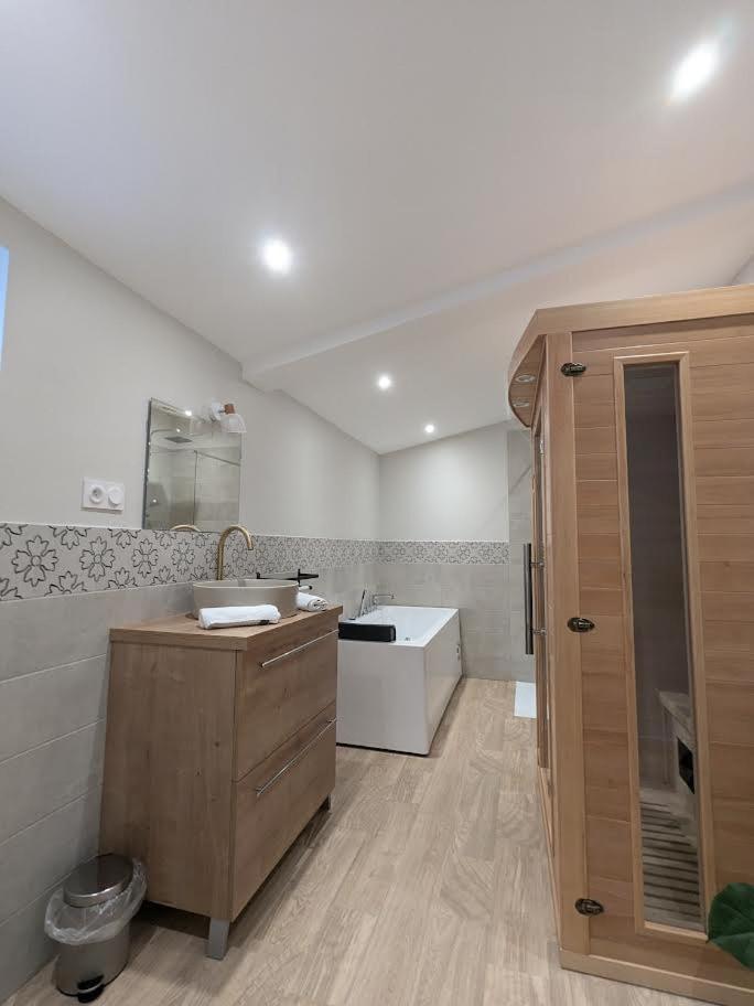 Le Boheme, Sauna & Spa Riorges Экстерьер фото